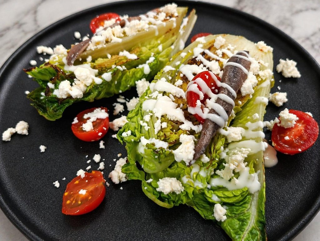 Cuori di lattuga caldi con vinaigrette allo yogurt - immagine 1